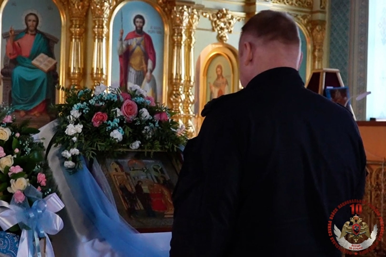Сотрудники спецподразделений Росгвардии помолились за богослужением в архангельском храме