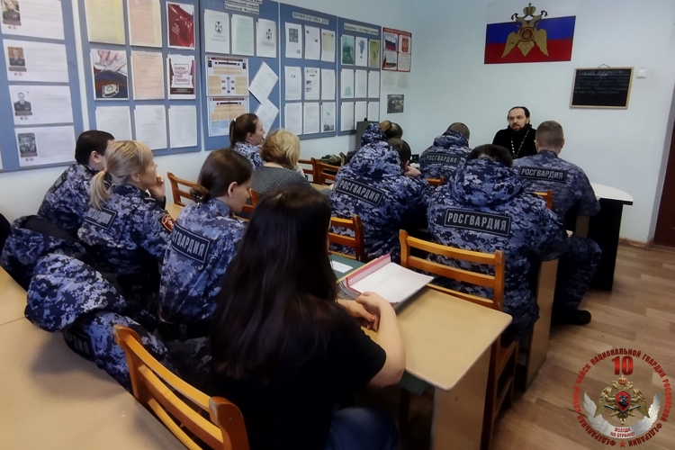 Священник Назарий Ярема духовно окормляет сотрудников Росгвардии в Новодвинске