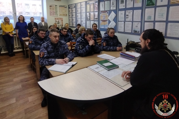 Священник Назарий Ярема духовно окормляет сотрудников Росгвардии в Новодвинске