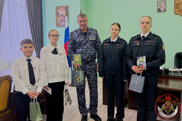 Кадеты архангельской школы подарили открытки наставникам из регионального управления Росгвардии