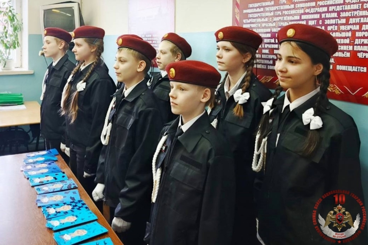 В Коряжме учащиеся кадетского класса посетили с поздравлениями филиал вневедомственной охраны Росгвардии
