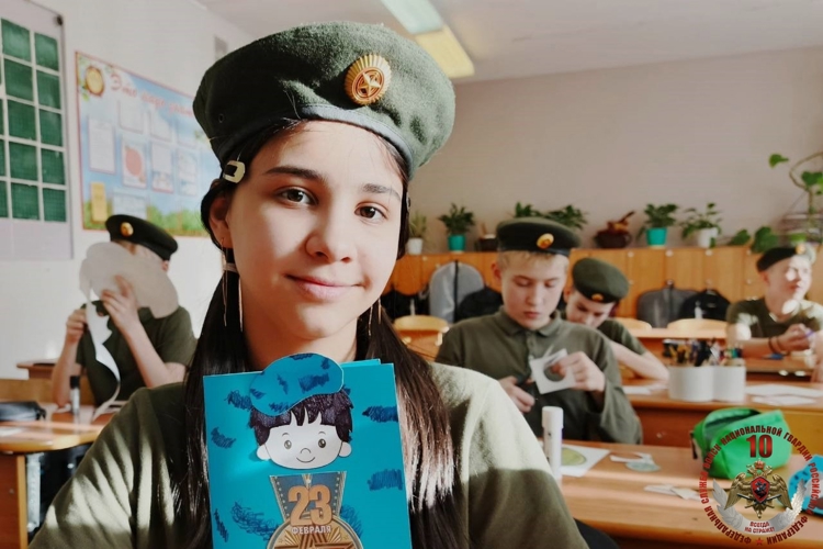 В Коряжме учащиеся кадетского класса посетили с поздравлениями филиал вневедомственной охраны Росгвардии