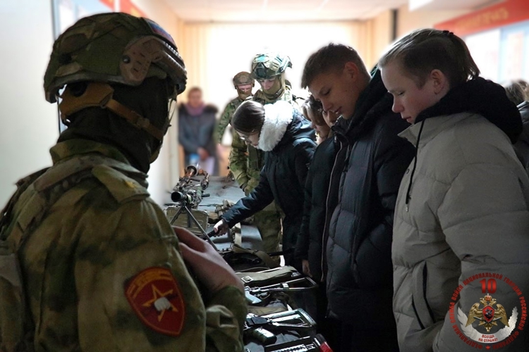 Отряд «Ратник» в честь 10-летия Росгвардии открыл свои двери для учащихся архангельской гимназии