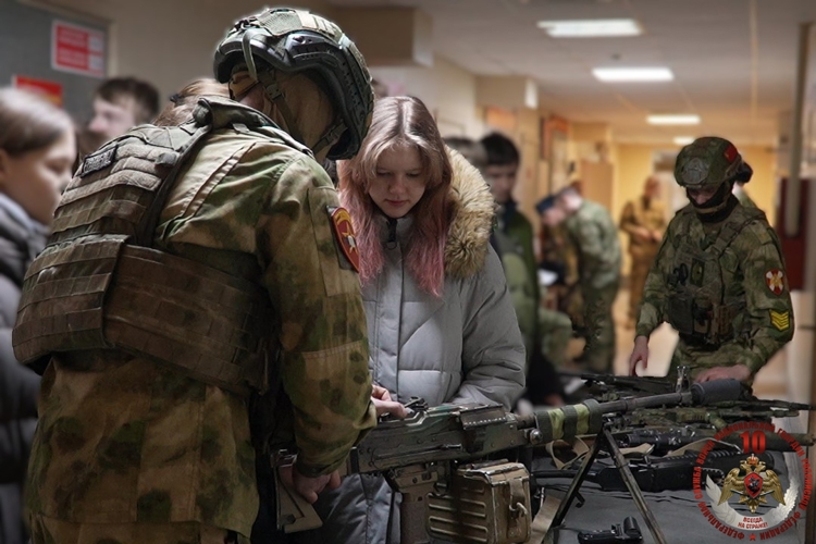 Отряд «Ратник» в честь 10-летия Росгвардии открыл свои двери для учащихся архангельской гимназии