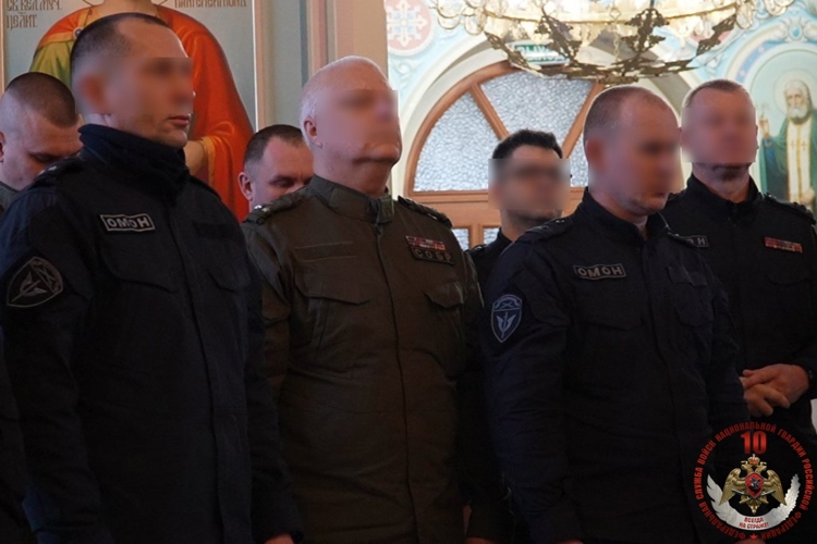 Сотрудники спецподразделений Росгвардии помолились за богослужением в архангельском храме