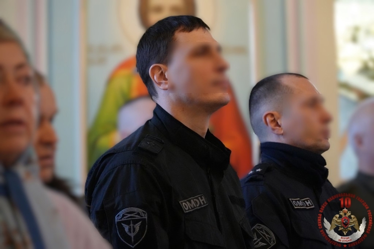 Сотрудники спецподразделений Росгвардии помолились за богослужением в архангельском храме