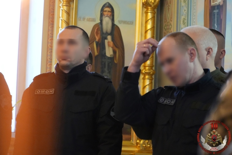 Сотрудники спецподразделений Росгвардии помолились за богослужением в архангельском храме
