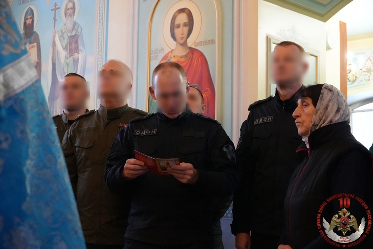 Сотрудники спецподразделений Росгвардии помолились за богослужением в архангельском храме