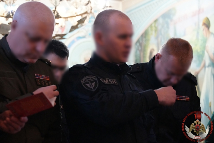 Сотрудники спецподразделений Росгвардии помолились за богослужением в архангельском храме