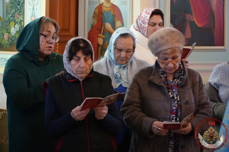 Сотрудники спецподразделений Росгвардии помолились за богослужением в архангельском храме
