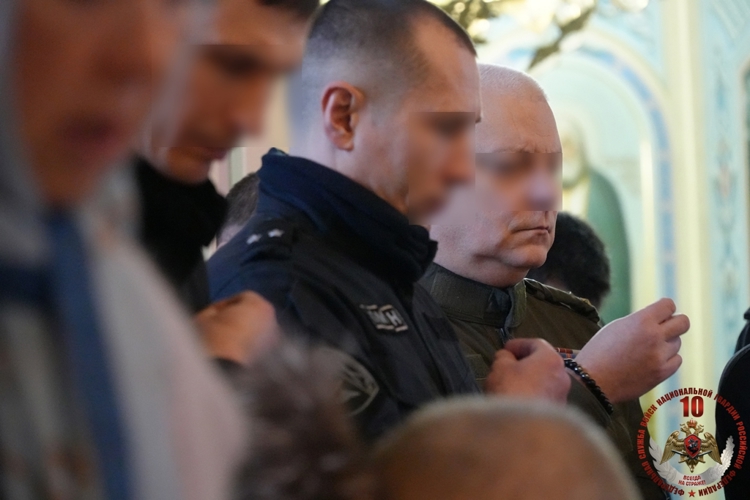 Сотрудники спецподразделений Росгвардии помолились за богослужением в архангельском храме