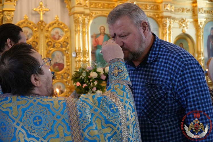 Сотрудники спецподразделений Росгвардии помолились за богослужением в архангельском храме