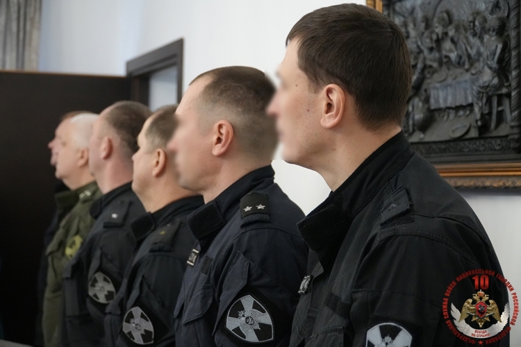 Сотрудники спецподразделений Росгвардии помолились за богослужением в архангельском храме
