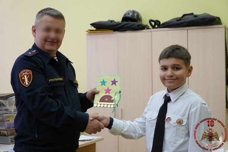 Кадеты архангельской школы подарили открытки наставникам из регионального управления Росгвардии