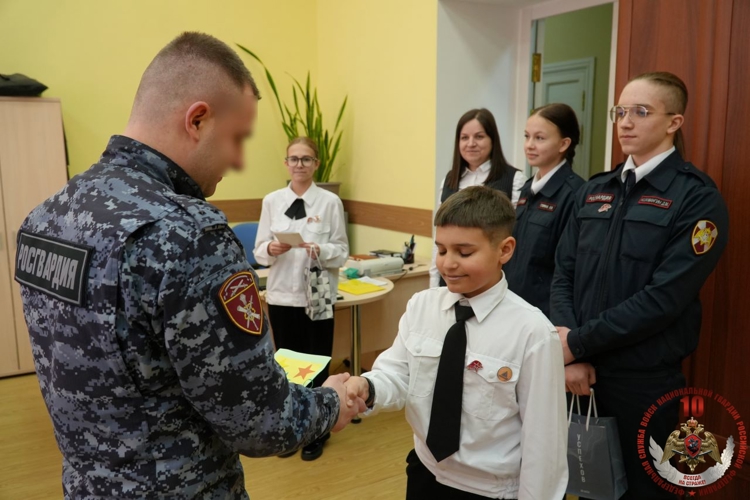 Кадеты архангельской школы подарили открытки наставникам из регионального управления Росгвардии