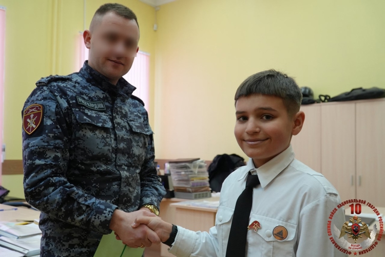 Кадеты архангельской школы подарили открытки наставникам из регионального управления Росгвардии