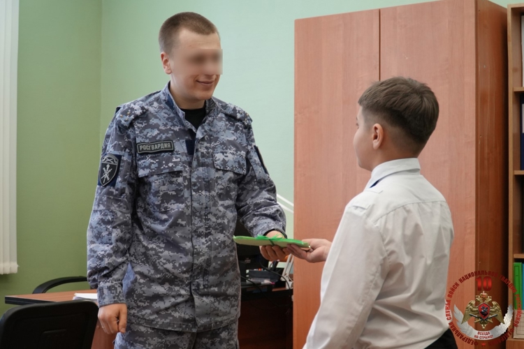Кадеты архангельской школы подарили открытки наставникам из регионального управления Росгвардии