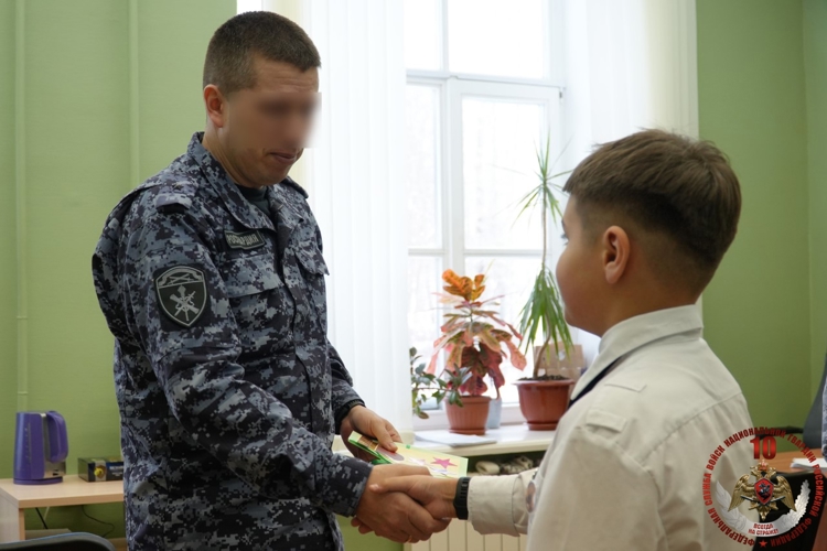 Кадеты архангельской школы подарили открытки наставникам из регионального управления Росгвардии
