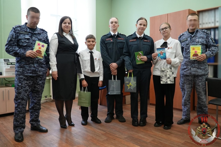 Кадеты архангельской школы подарили открытки наставникам из регионального управления Росгвардии