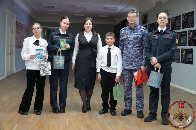 Кадеты архангельской школы подарили открытки наставникам из регионального управления Росгвардии