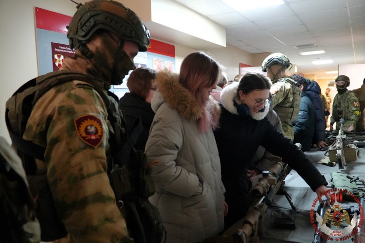 Отряд «Ратник» в честь 10-летия Росгвардии открыл свои двери для учащихся архангельской гимназии