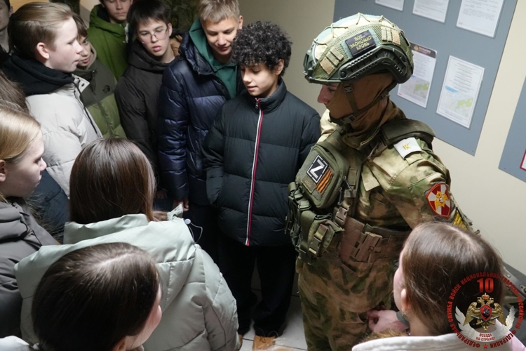 Отряд «Ратник» в честь 10-летия Росгвардии открыл свои двери для учащихся архангельской гимназии