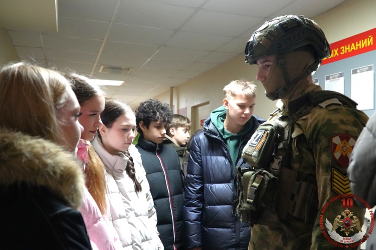 Отряд «Ратник» в честь 10-летия Росгвардии открыл свои двери для учащихся архангельской гимназии