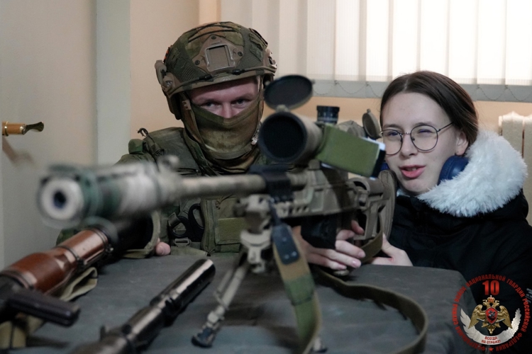 Отряд «Ратник» в честь 10-летия Росгвардии открыл свои двери для учащихся архангельской гимназии