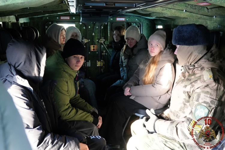 Отряд «Ратник» в честь 10-летия Росгвардии открыл свои двери для учащихся архангельской гимназии