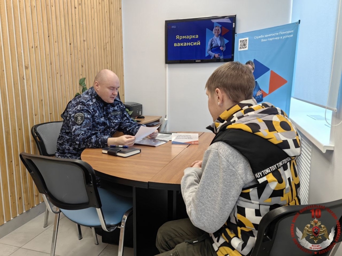 В Няндоме сотрудник вневедомственной охраны Росгвардии принял участие в «Ярмарке вакансий»