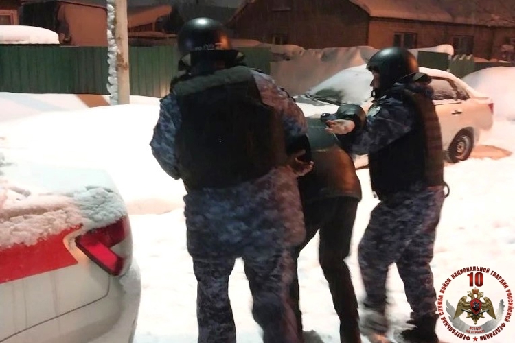 В Няндоме сотрудники Росгвардии задержали домушника, прятавшегося от них под кроватью
