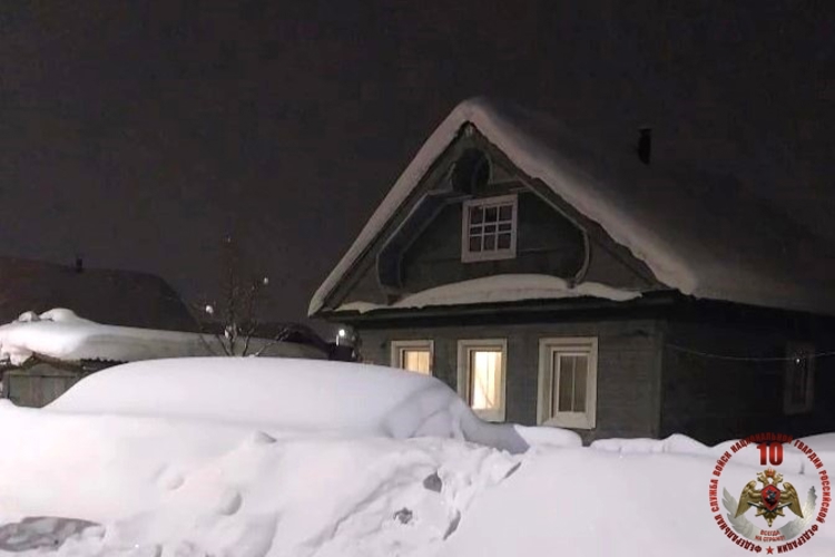В Няндоме сотрудники Росгвардии задержали домушника, прятавшегося от них под кроватью