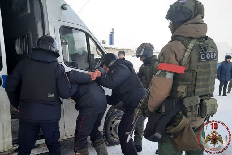 В Архангельске сотрудники Росгвардии и полиции в ходе тренировки отработали порядок действий при захвате заложника