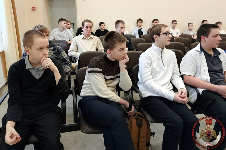 Офицер СОБР «Архангел» Росгвардии рассказал учащимся сельской школы о ведомстве, в котором служит
