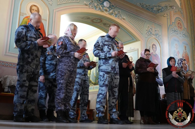 В Архангельске сотрудники Росгвардии приняли участие в молебне в храме иконы Божией Матери