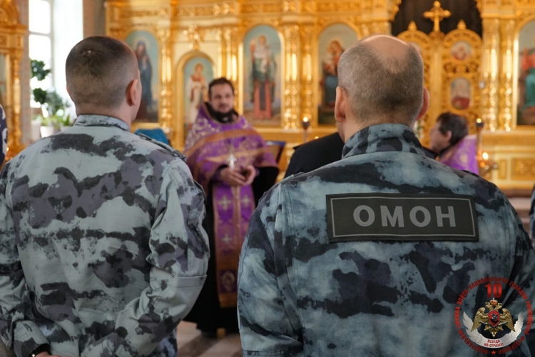 В Архангельске сотрудники Росгвардии приняли участие в молебне в храме иконы Божией Матери