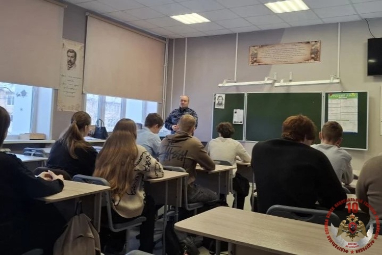 В Няндоме учащимся старших классов рассказали об учебных заведениях Росгвардии