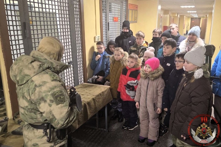 Архангельские спецназовцы Росгвардии провели экскурсию для воспитанников военно-спортивного клуба