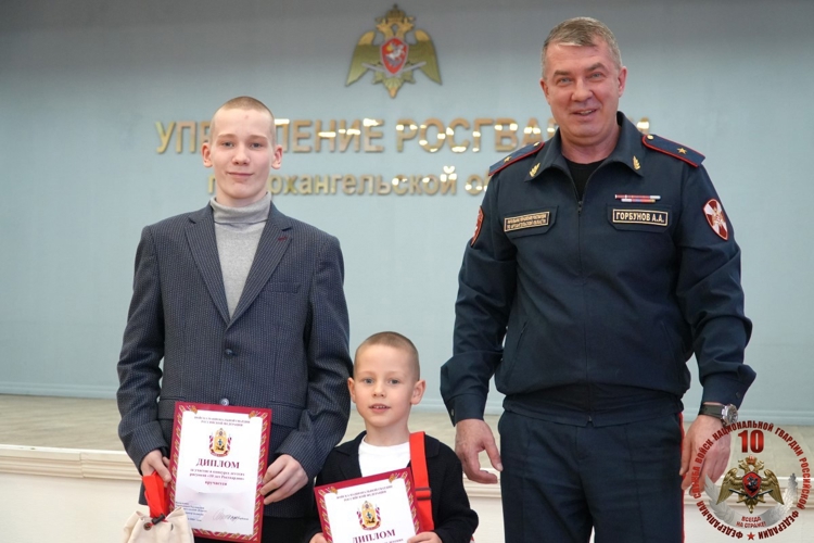 Юные художники получили награды из рук начальника Управления Росгвардии по Архангельской области