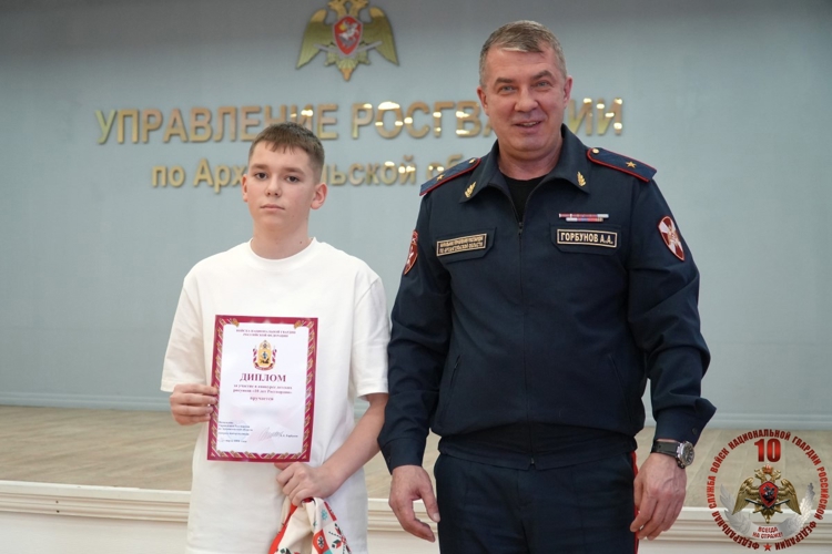 Юные художники получили награды из рук начальника Управления Росгвардии по Архангельской области