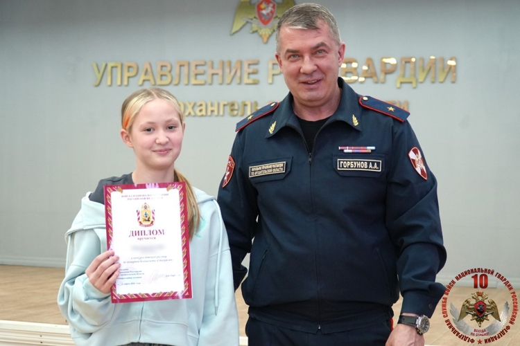 Юные художники получили награды из рук начальника Управления Росгвардии по Архангельской области