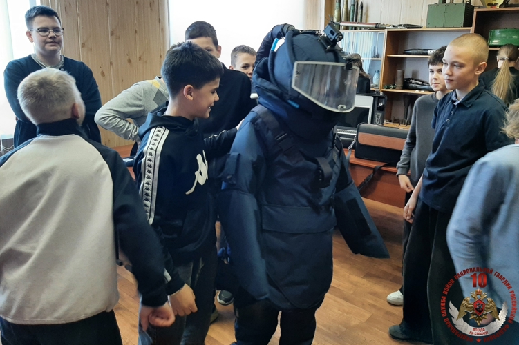 Росгвардейцы Архангельской области продолжают познавательные встречи с детьми