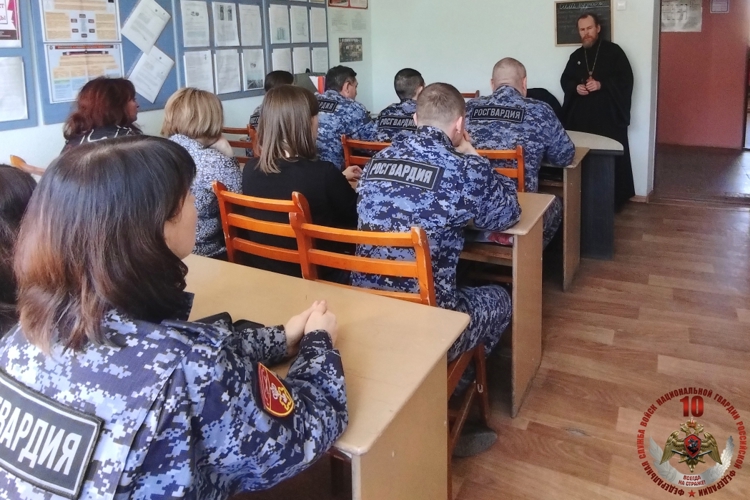 Священник рассказал сотрудникам Росгвардии Новодвинска о Светлой Христовой Пасхе