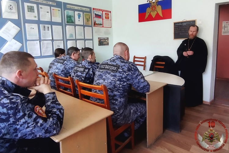 Священник рассказал сотрудникам Росгвардии Новодвинска о Светлой Христовой Пасхе