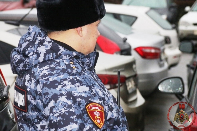 Наряд Росгвардии задержал рецидивиста, пытавшегося обворовать архангельский гипермаркет