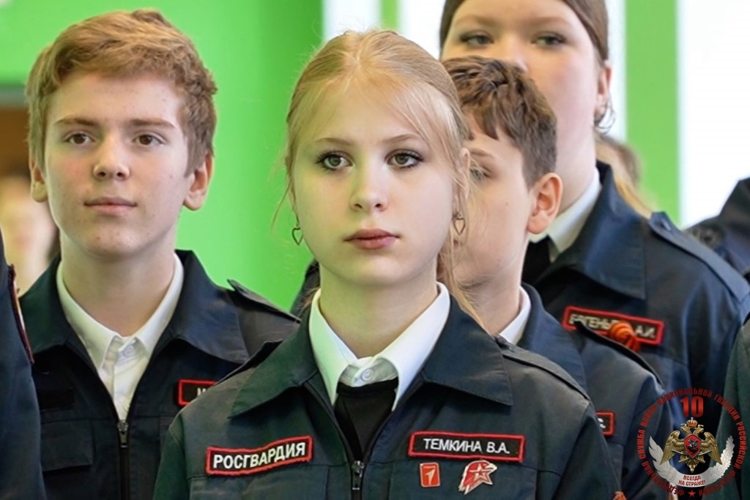 В Архангельске при содействии Росгвардии открыли школьную выставку, посвящённую Дню Победы