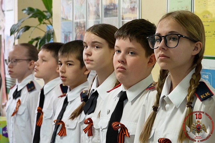 В Архангельске при содействии Росгвардии открыли школьную выставку, посвящённую Дню Победы