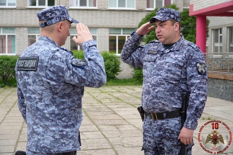 Росгвардейцы приняли участие в обеспечении безопасности последних звонков, прозвеневших в школах Архангельской области
