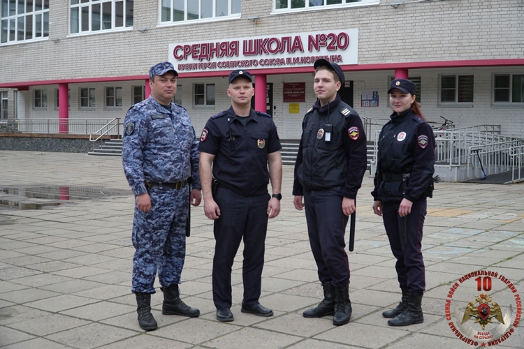 Росгвардейцы приняли участие в обеспечении безопасности последних звонков, прозвеневших в школах Архангельской области