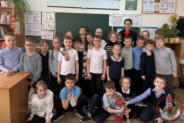 В Северодвинске сотрудница Росгвардии провела для школьников урок по пожарной безопасности